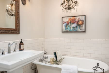 Primary suite, en suite bathroom.