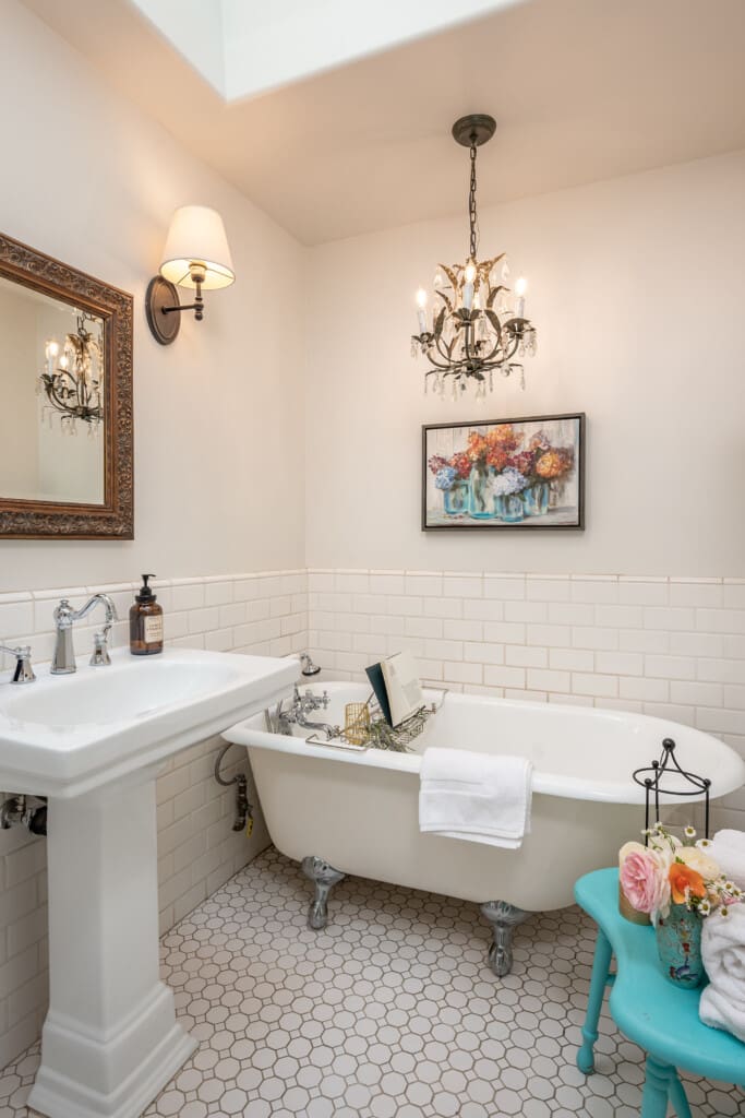 Primary suite, en suite bathroom.