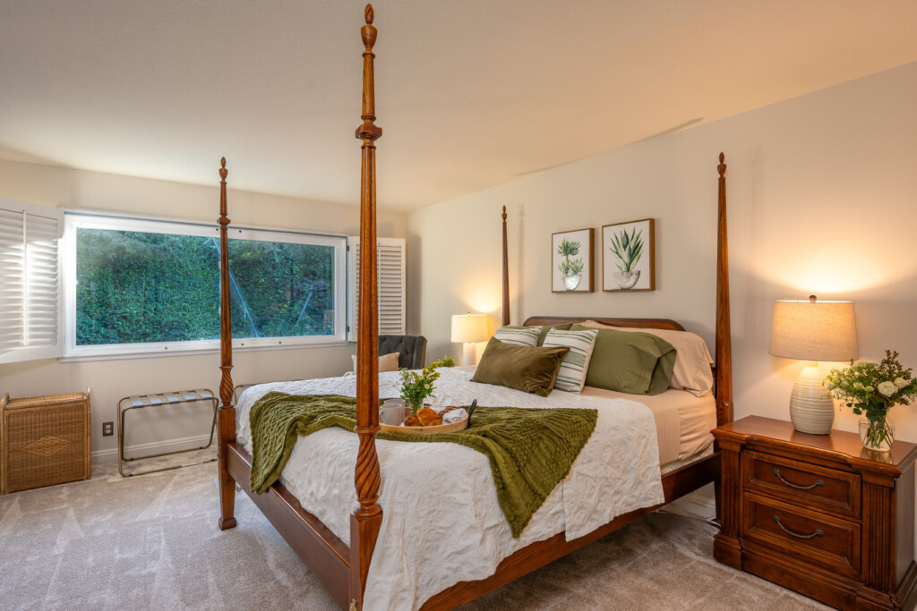 Peaceful, generously sized bedroom with a classic four-poster bed, soft lighting, and space to truly unwind. A serene setting for restful nights and slow, comfortable mornings.