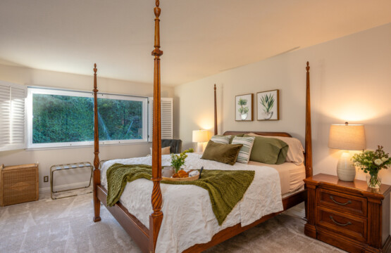 Peaceful, generously sized bedroom with a classic four-poster bed, soft lighting, and space to truly unwind. A serene setting for restful nights and slow, comfortable mornings.